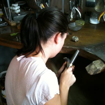 Här sitter jag vid arbetsbänken under tillverkning.