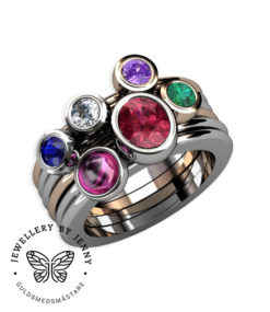 ringar med färgstenar