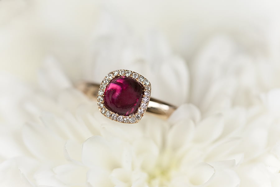 Ring i rödguld med rhodolitgranat samt briljantslipade diamanter