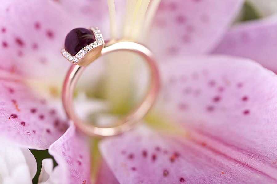 Ring i rödguld med rhodolitgranat samt briljantslipade diamanter