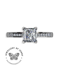 ring med radiantslipad diamant